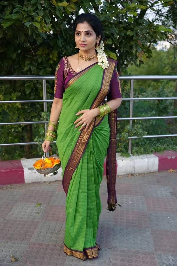 Parrot_Green__Woven_Banarasi_Jacquard__Saree_With_Unstitched_Blouse