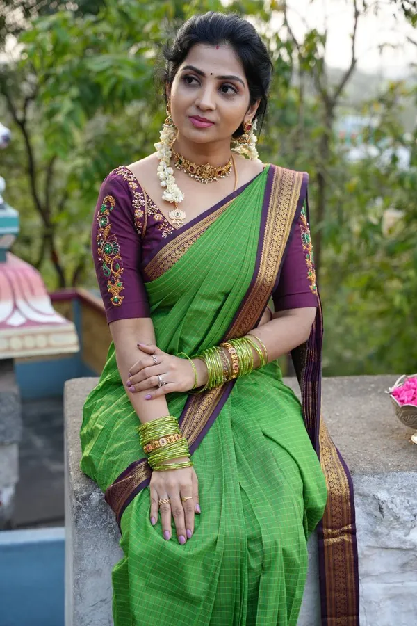 Parrot_Green__Woven_Banarasi_Jacquard__Saree_With_Unstitched_Blouse