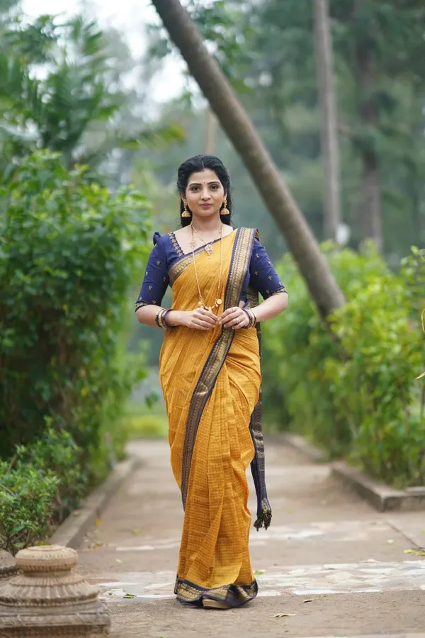 Yellow__Woven_Banarasi_Jacquard__Saree_With_Unstitched_Blouse