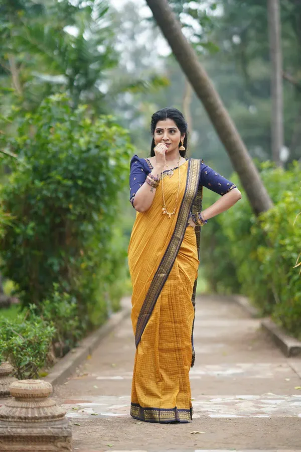Yellow__Woven_Banarasi_Jacquard__Saree_With_Unstitched_Blouse