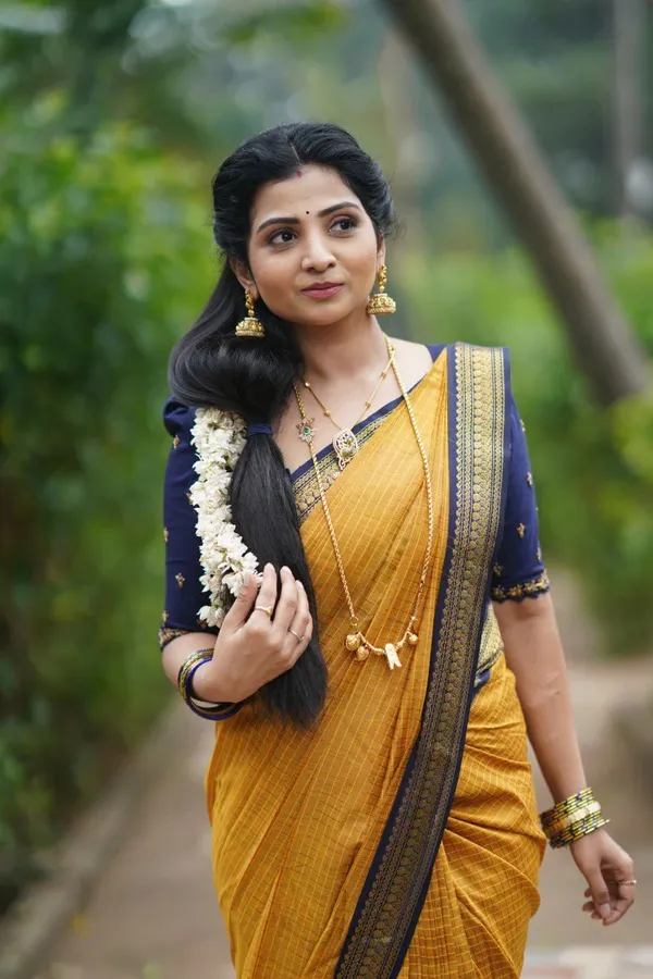 Yellow__Woven_Banarasi_Jacquard__Saree_With_Unstitched_Blouse