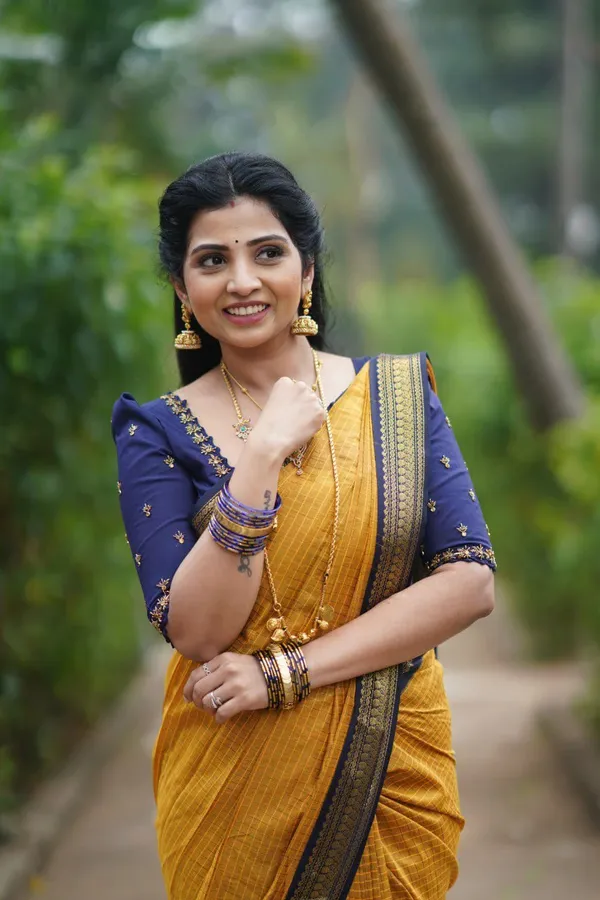 Yellow__Woven_Banarasi_Jacquard__Saree_With_Unstitched_Blouse