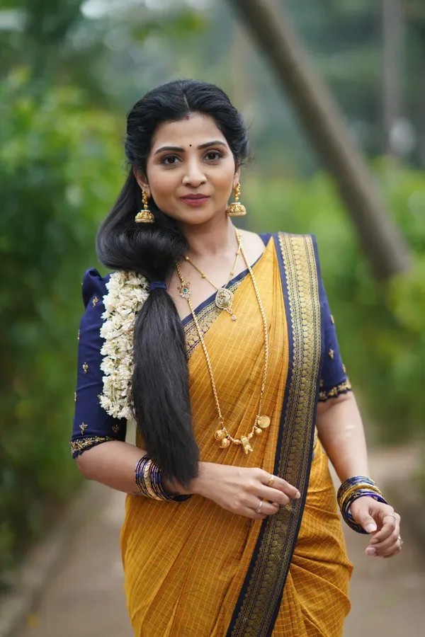 Yellow__Woven_Banarasi_Jacquard__Saree_With_Unstitched_Blouse