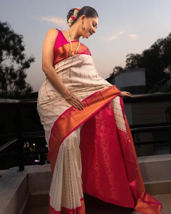 Cream/Red__Woven_Banarasi_Jacquard__Saree_With_Unstitched_Blouse