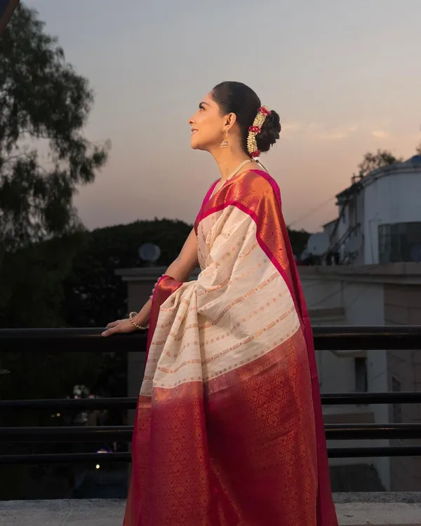 Cream/Red__Woven_Banarasi_Jacquard__Saree_With_Unstitched_Blouse