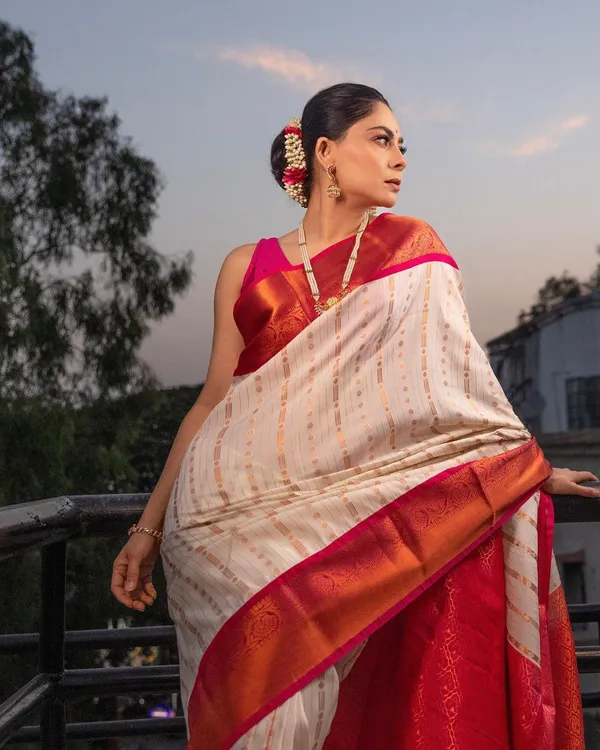 Cream/Red__Woven_Banarasi_Jacquard__Saree_With_Unstitched_Blouse