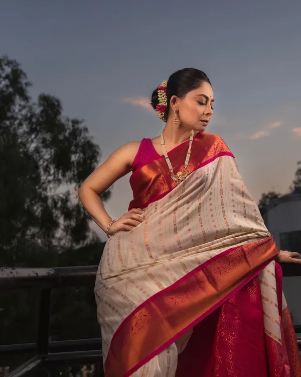 Cream/Red__Woven_Banarasi_Jacquard__Saree_With_Unstitched_Blouse