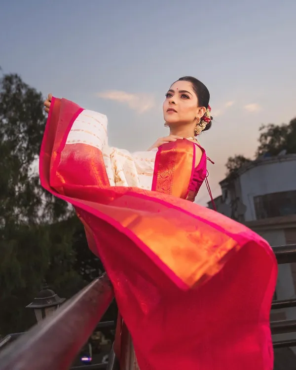 Cream/Red__Woven_Banarasi_Jacquard__Saree_With_Unstitched_Blouse
