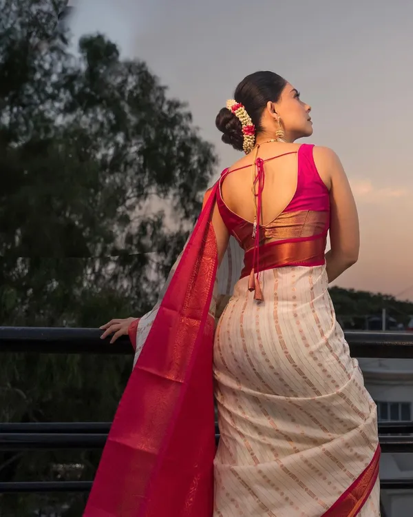 Cream/Red__Woven_Banarasi_Jacquard__Saree_With_Unstitched_Blouse