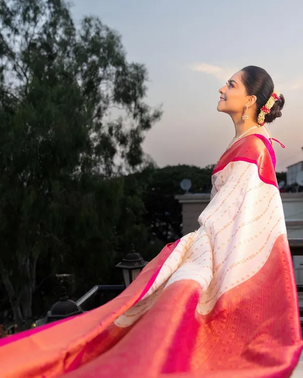 Cream/Red__Woven_Banarasi_Jacquard__Saree_With_Unstitched_Blouse