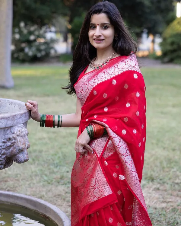 Red__Woven_Banarasi_Jacquard__Saree_With_Unstitched_Blouse