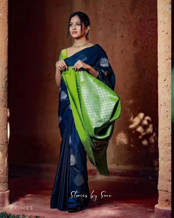 Blue__Woven_Kanjivaram__Saree_With_Unstitched_Blouse