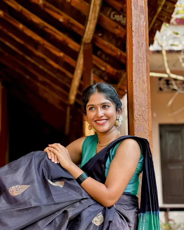 Black__Woven_Banarasi_Jacquard__Saree_With_Unstitched_Blouse