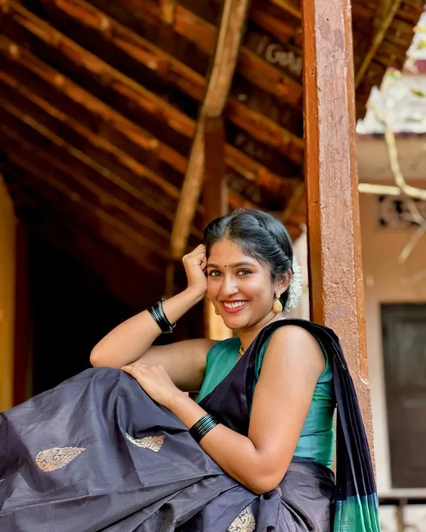 Black__Woven_Banarasi_Jacquard__Saree_With_Unstitched_Blouse