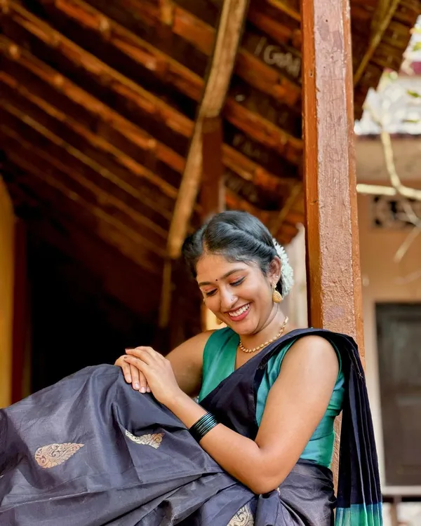 Black__Woven_Banarasi_Jacquard__Saree_With_Unstitched_Blouse