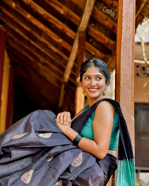 Black__Woven_Banarasi_Jacquard__Saree_With_Unstitched_Blouse