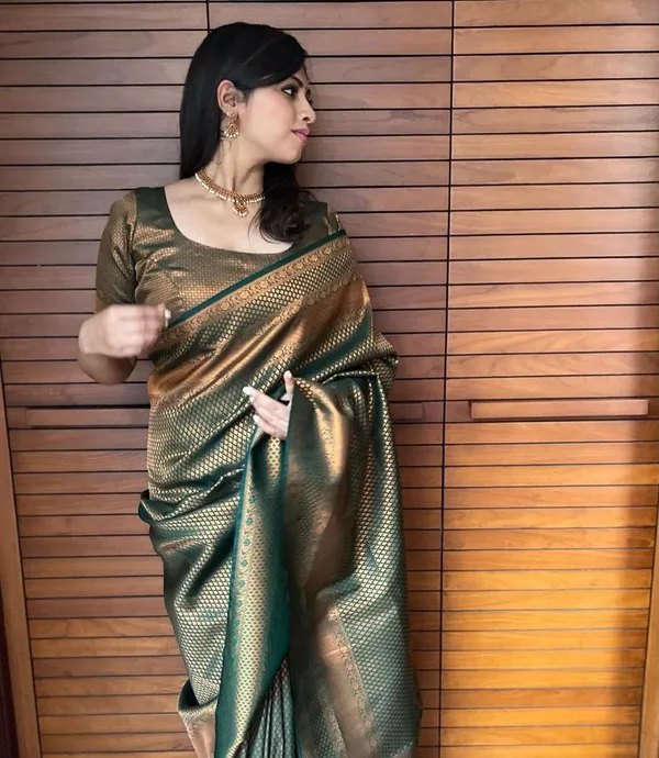 Green_Woven_Banarasi_Soft_Silk__Saree_With_Unstitched_Blouse