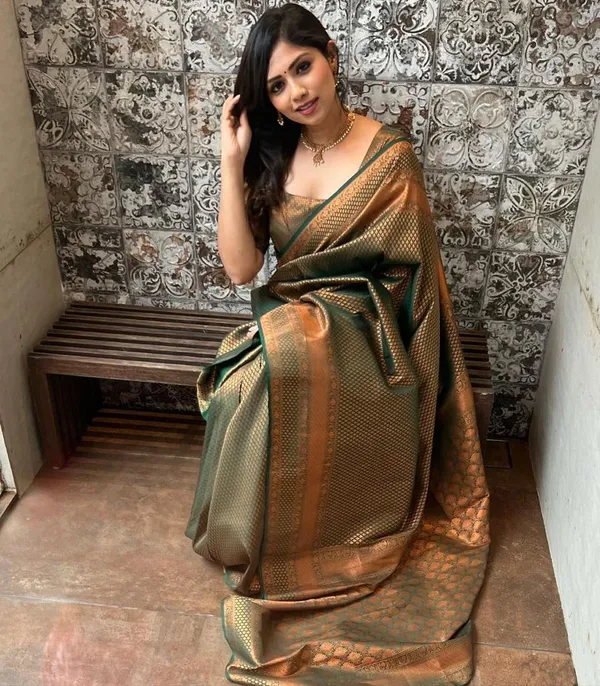 Green_Woven_Banarasi_Soft_Silk__Saree_With_Unstitched_Blouse
