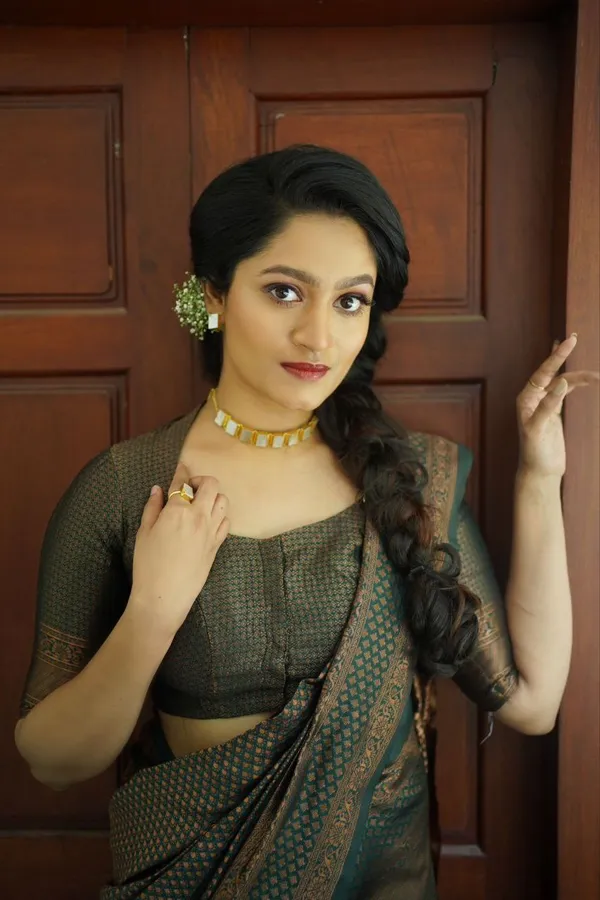 Green_Woven_Banarasi_Soft_Silk__Saree_With_Unstitched_Blouse