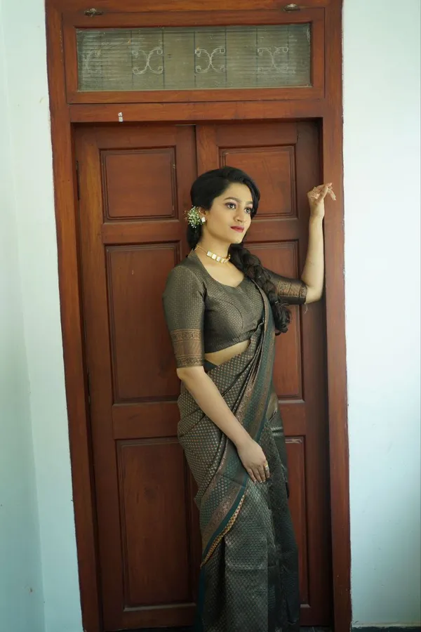 Green_Woven_Banarasi_Soft_Silk__Saree_With_Unstitched_Blouse