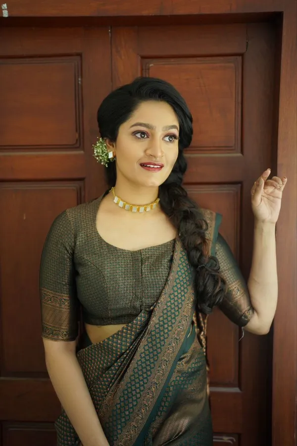 Green_Woven_Banarasi_Soft_Silk__Saree_With_Unstitched_Blouse