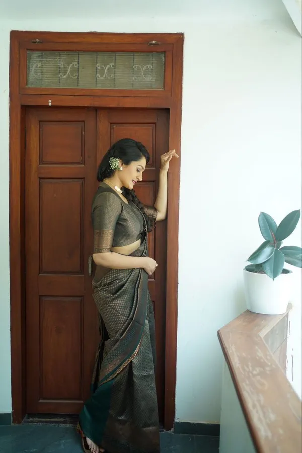 Green_Woven_Banarasi_Soft_Silk__Saree_With_Unstitched_Blouse