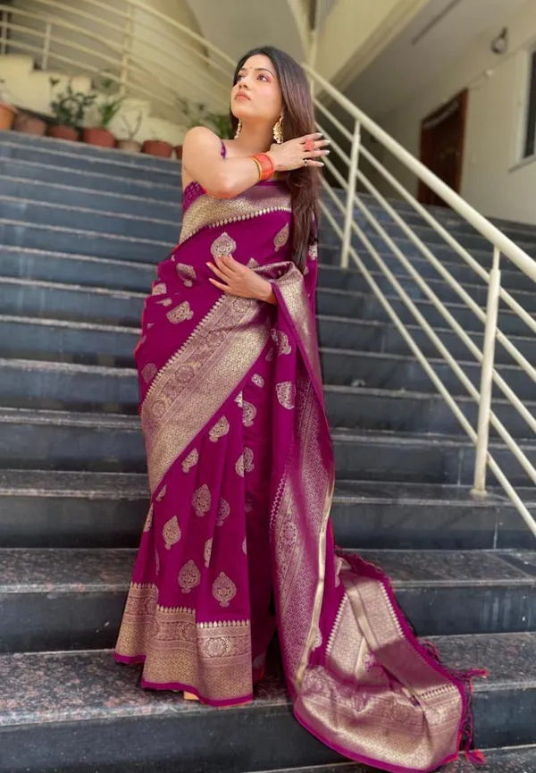 Purple_Woven_Kanjivaram_Soft_Silk__Saree_With_Unstitched_Blouse