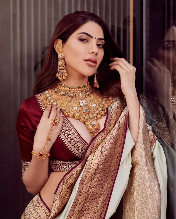 Cream_Woven_Jacquard_Soft_Silk__Saree_With_Unstitched_Blouse