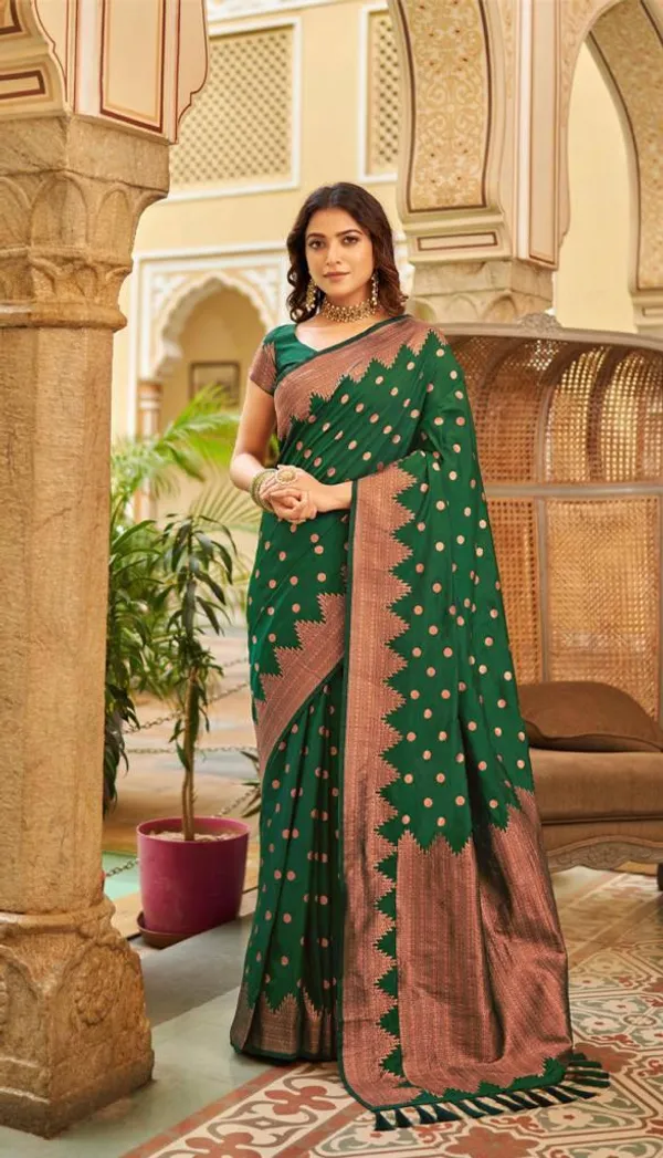 Green_Woven_Jacquard_Soft_Silk__Saree_With_Unstitched_Blouse