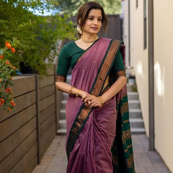 Rani_Green_Woven_Kanjivaram_Soft_Silk__Saree_With_Unstitched_Blouse