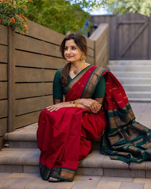 Red_Green_Woven_Jacquard_Soft_Silk__Saree_With_Unstitched_Blouse