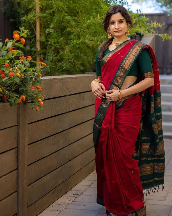 Red_Green_Woven_Jacquard_Soft_Silk__Saree_With_Unstitched_Blouse