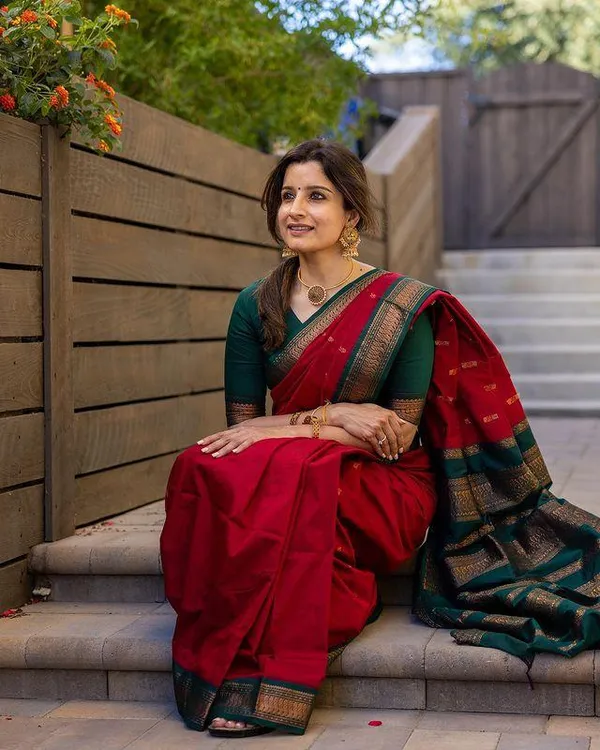 Red_Green_Woven_Jacquard_Soft_Silk__Saree_With_Unstitched_Blouse