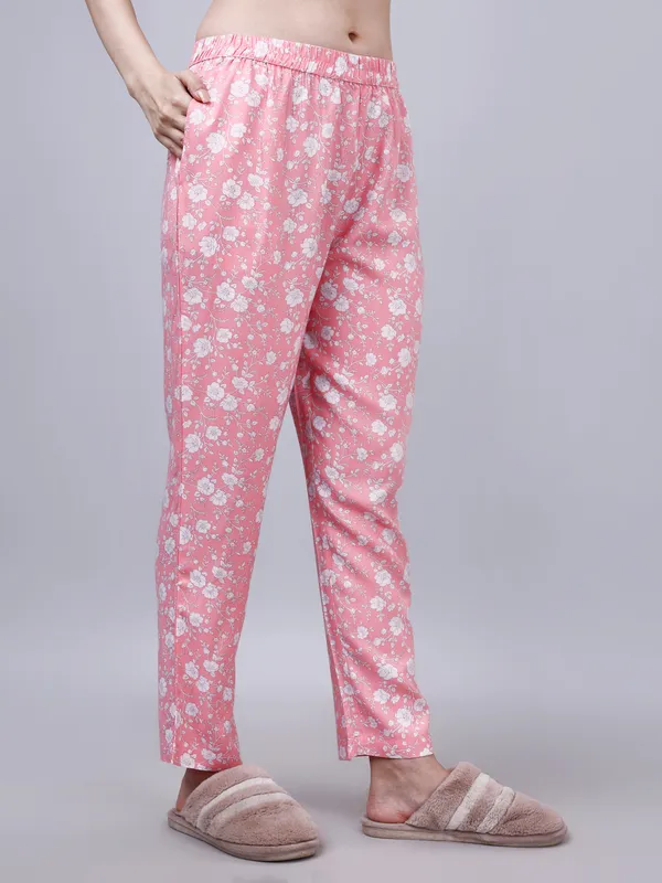 Pink_Floral_Print_Night_Suit_in_Cotton_Blend_For_Women