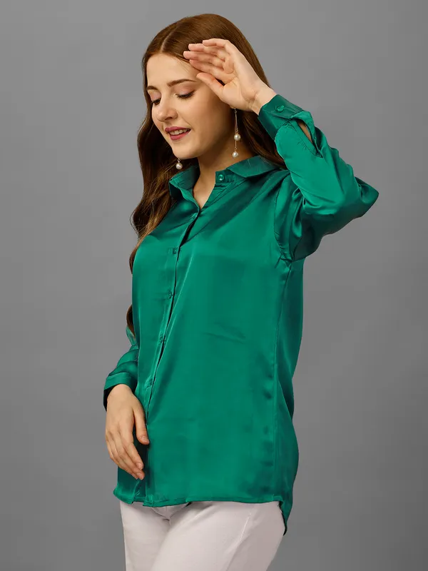 Spread_Collar_Standard-Fit_Tailored_Fit_Satin_Casual_Shirt