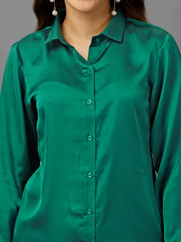 Spread_Collar_Standard-Fit_Tailored_Fit_Satin_Casual_Shirt