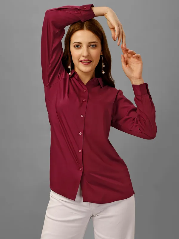 Spread_Collar_Standard-Fit_Tailored-Fit_Satin_Casual_Shirt