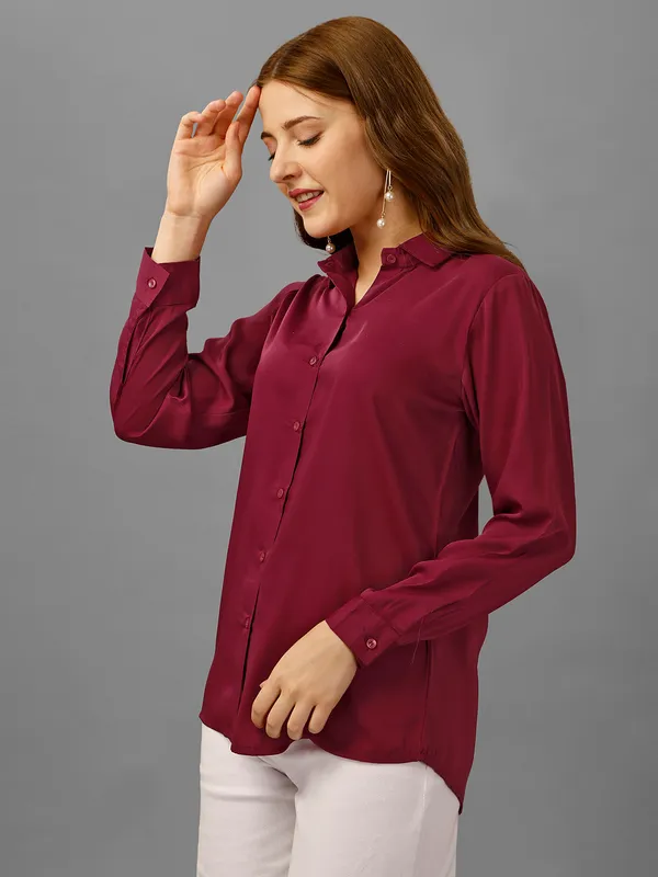 Spread_Collar_Standard-Fit_Tailored-Fit_Satin_Casual_Shirt
