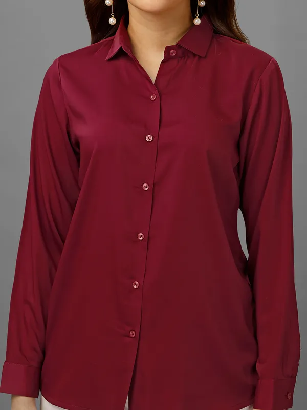 Spread_Collar_Standard-Fit_Tailored-Fit_Satin_Casual_Shirt