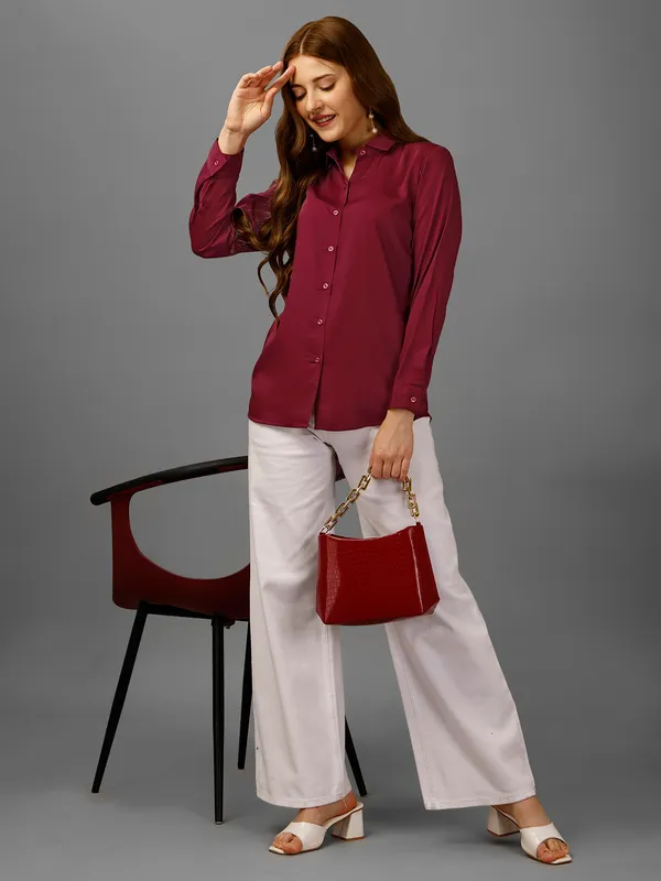 Spread_Collar_Standard-Fit_Tailored-Fit_Satin_Casual_Shirt