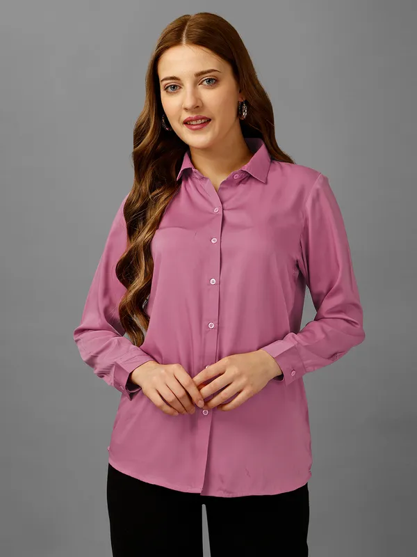 Spread_Collar_Standard-Fit_Tailored-Fit_Satin_Casual_Shirt