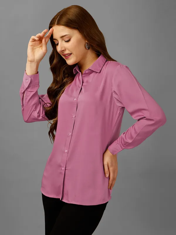 Spread_Collar_Standard-Fit_Tailored-Fit_Satin_Casual_Shirt