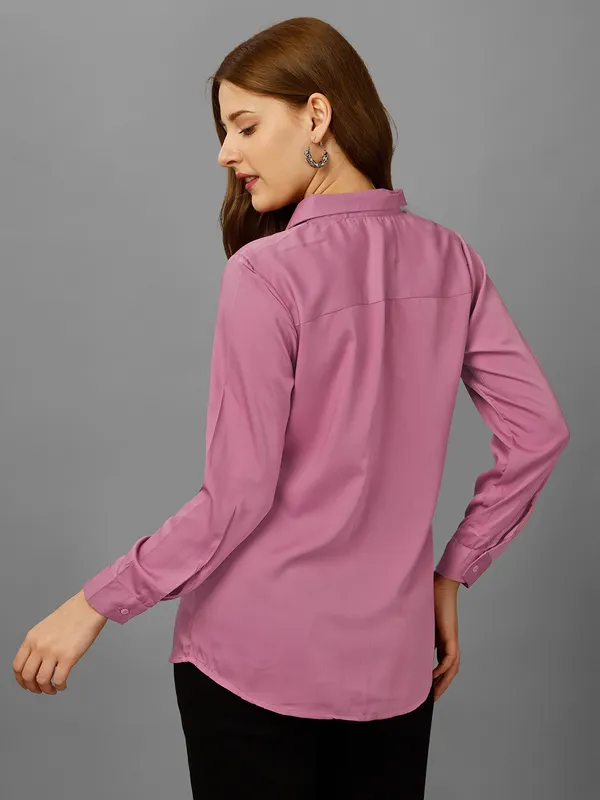 Spread_Collar_Standard-Fit_Tailored-Fit_Satin_Casual_Shirt