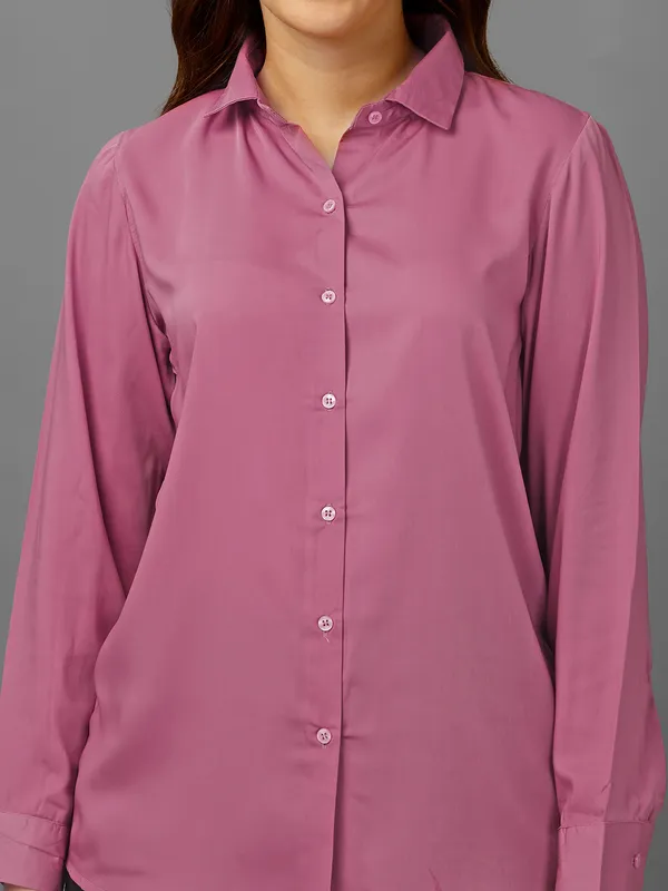 Spread_Collar_Standard-Fit_Tailored-Fit_Satin_Casual_Shirt