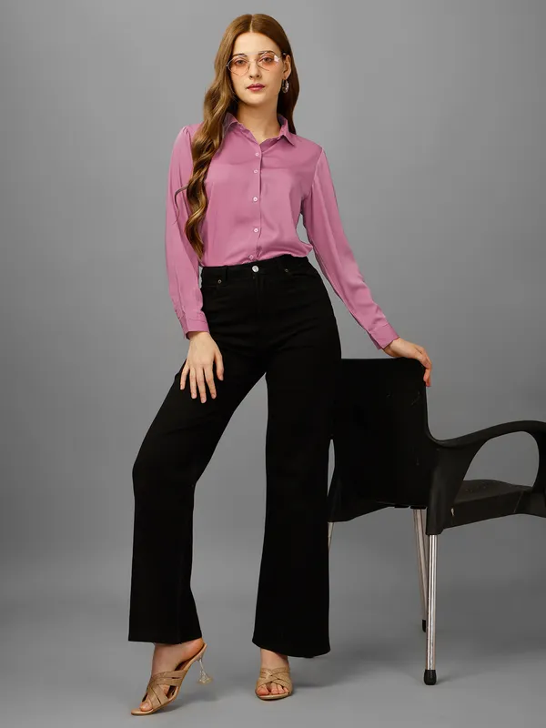 Spread_Collar_Standard-Fit_Tailored-Fit_Satin_Casual_Shirt