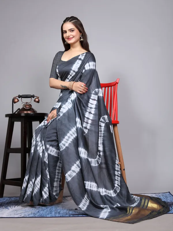 Grey_Cotton_Blend_Saree_for_Women