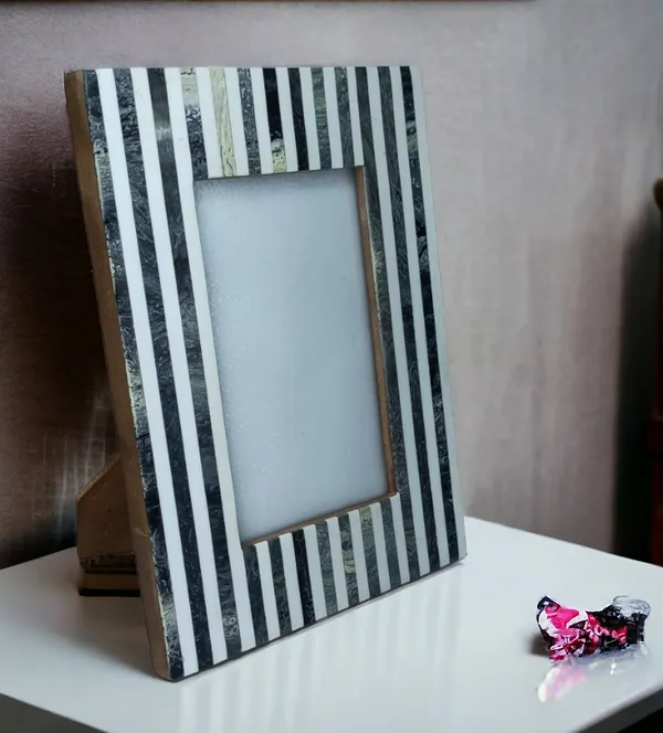 Wood_&_Resin_Stripe_Pattern_4x6_Inches_Decorative_Table_wall_Shelves_Photoframes_For_Home_D?cor_Pack_of_1_Color_White_&_Grey