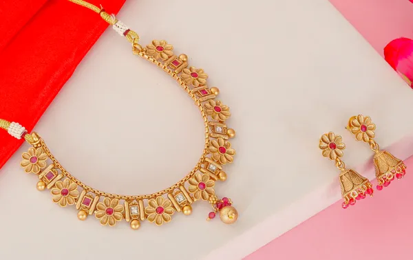 https://cdn-image.blitzshopdeck.in/ShopdeckCatalogue/tr:f-webp,w-600,fo-auto/65ffc47a8ad80e8378e86b89/media/Golden_Floral_Necklace_Set_TY90FGJDWI_2024-06-01_1.JPG__styled diva