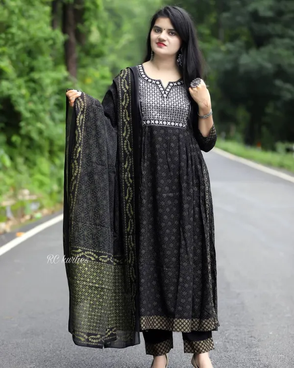 Black_Cotton_Rayon_Printed_Ethnic_Set_For_Women