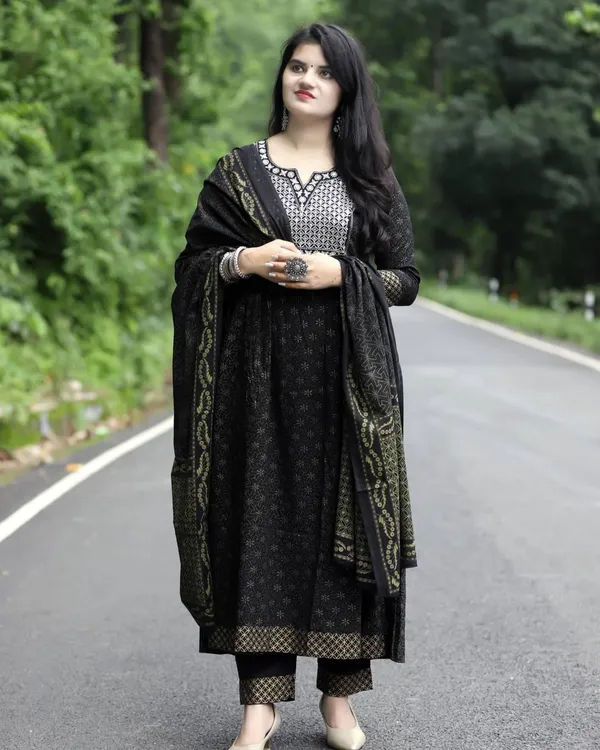 Black_Cotton_Rayon_Printed_Ethnic_Set_For_Women